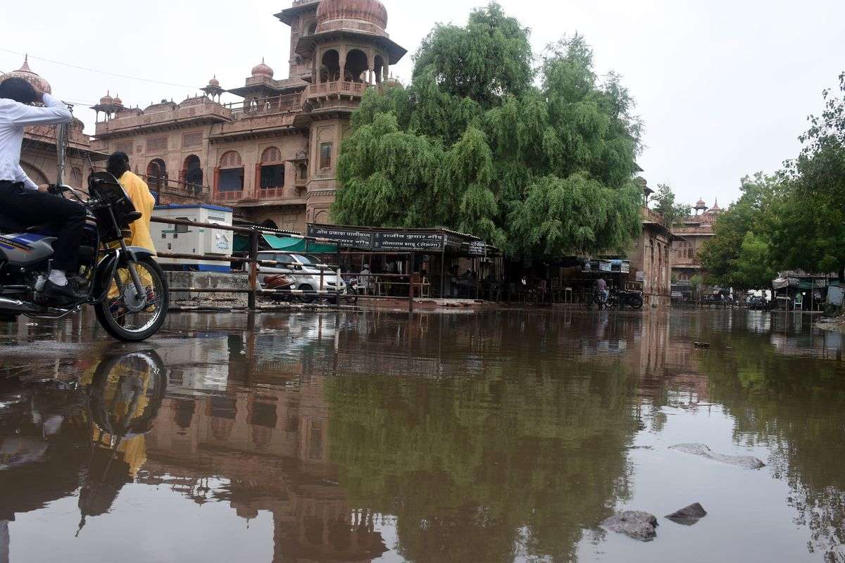 जलभराव सफाई व्यवस्था में कोताही बरतने का अंजाम ये कि इस शहर में मामूली बारिश से ही भर गए रास्ते, कीचड़ में धंस रहे राहगीर