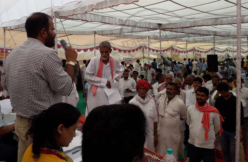 camps of nyay aapke dwar in bassi jaipur 'न्याय' के लिए रात 9 बजे तक चला प्रशासन का 'दरबार', 15 विभागों के आलाधिकारी और कार्मिकों ने जुटाई भीड़