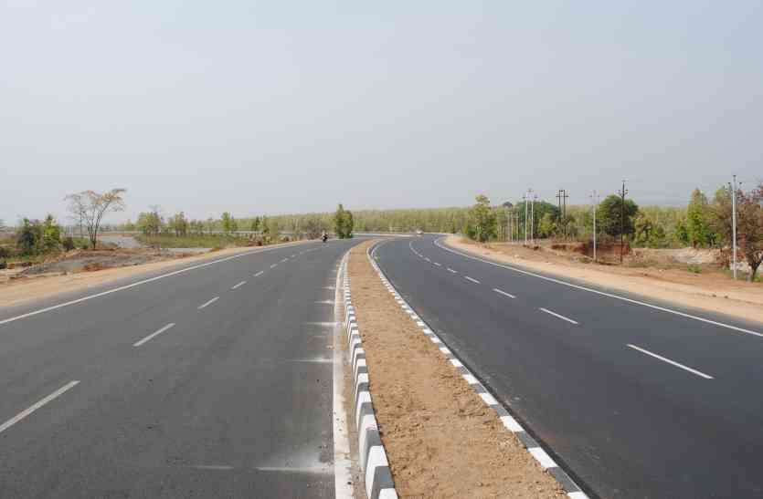 electric poles in the boundary of State Highway स्टेट हाइवे की बाउंड्री में डिस्कॉम ने लगा दिए बिजली के पोल