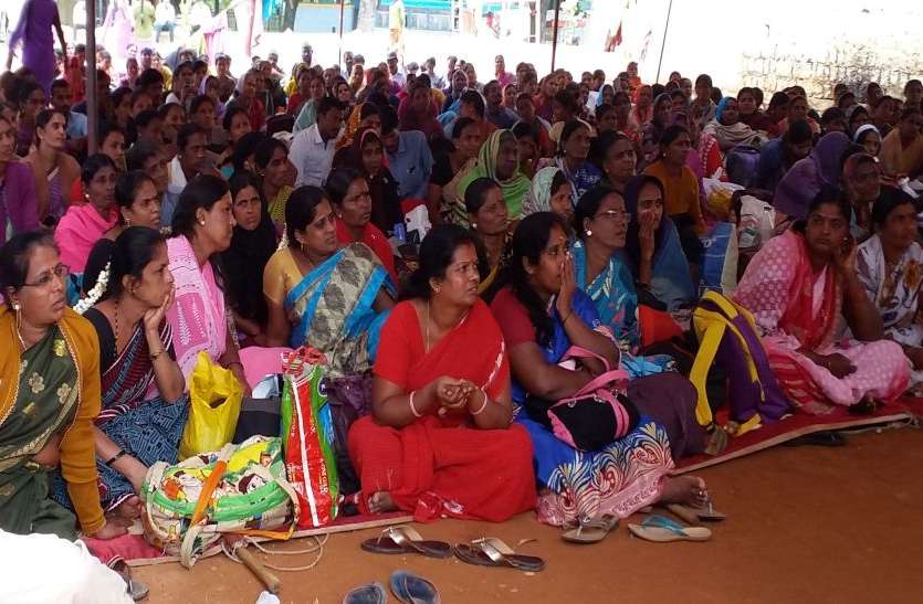 protest बावर्चियों का धरना चौथे दिन भी जारी