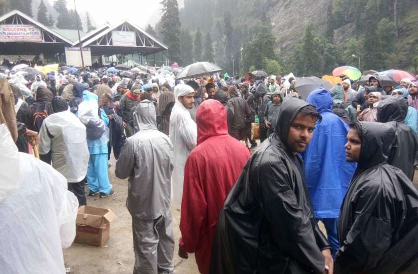 news भोले के रास्तों को बारिश ने रोका, होटल और गाड़ी वाले वसूल रहे मनमानी राशि