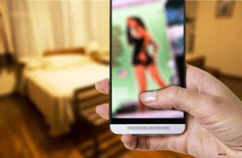 mms सिरफिरे आशिक ने बनाई लड़की की कुछ अश्लील तस्वीरें, भेजा मंगेतर को ये तोहफा और फिर
