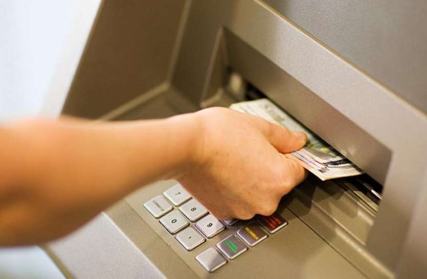 ATM ATM यूज करना हो सकता है महंगा, बैंकों ने आरबीआर्इ के सामने रखी डिमांड