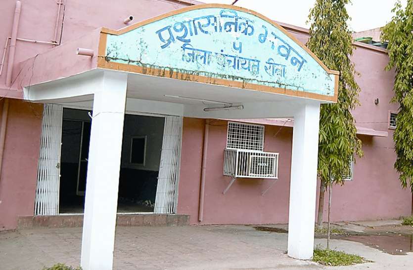 rewa यहां गुरुजी से ही मांगी जा रही ‘दक्षिणा’, लगवा रहे चक्कर