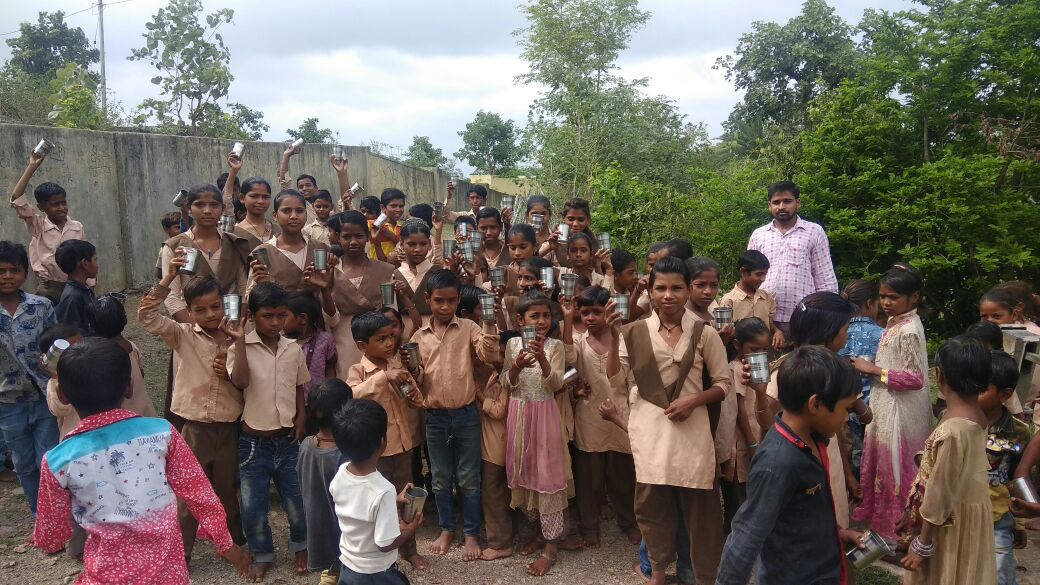 सरकार चाहे तो राजस्थान में दुग्ध अन्नपूर्णा योजना से संवर जाएगा गौ-संरक्षण, बंद होंगी हानिकारक दवाएं व केमिकल्स; सुधरेगी बच्चों की सेहत राजस्थान सरकार द्वारा स्कूलों में शुरू की गई दुग्ध अन्नपूर्णा योजना से फल-फूल सकता है गौ संबद्र्धन, ऐसे बदल जाएगी गांव-शहरों की तस्वीर