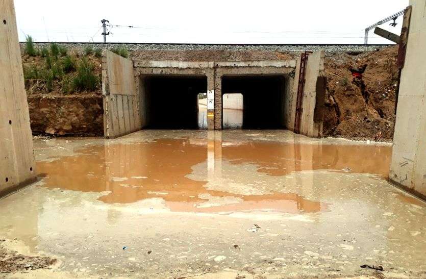 news बारिश से जलभराव इतना हुआ कि अंडरपास नाले जैसा दिखने लगा, वहां से स्कूली बच्चों को लिए जा रहा टेम्पो अंदर ही हो गया बंद