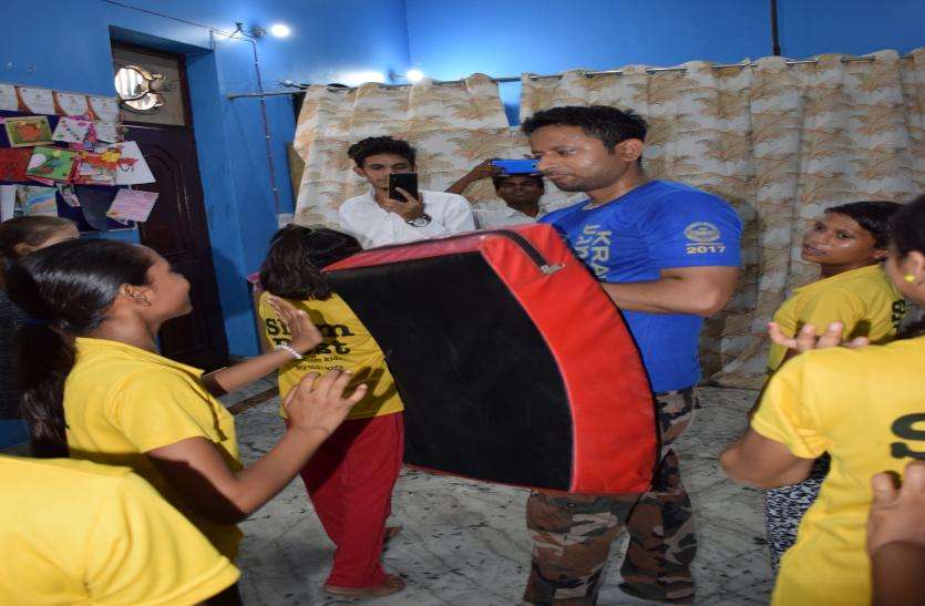 slum girls training मंदसौर गैंगरेप के बाद यहां बच्चियों को दी जा रही सुरक्षित रहने की ट्रेनिंग