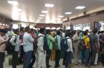 Train is left unselected by the administration स्टेशन पर गफलत में यात्री, प्रशासन की अनदेखी से छूट जाती है ट्रेन