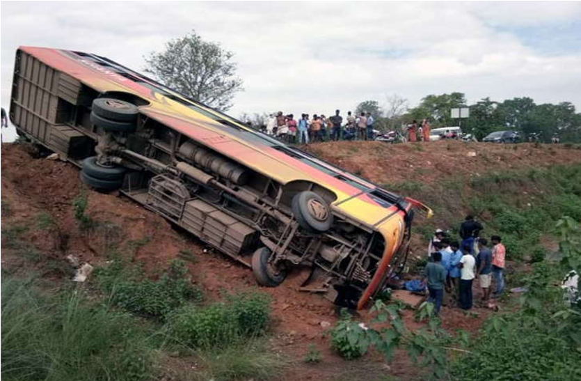bus accident रांची जिले में अनियंत्रित यात्री बस 15 फीट गहरी खाई में गिरी, एक की मौत 12 अन्य घायल