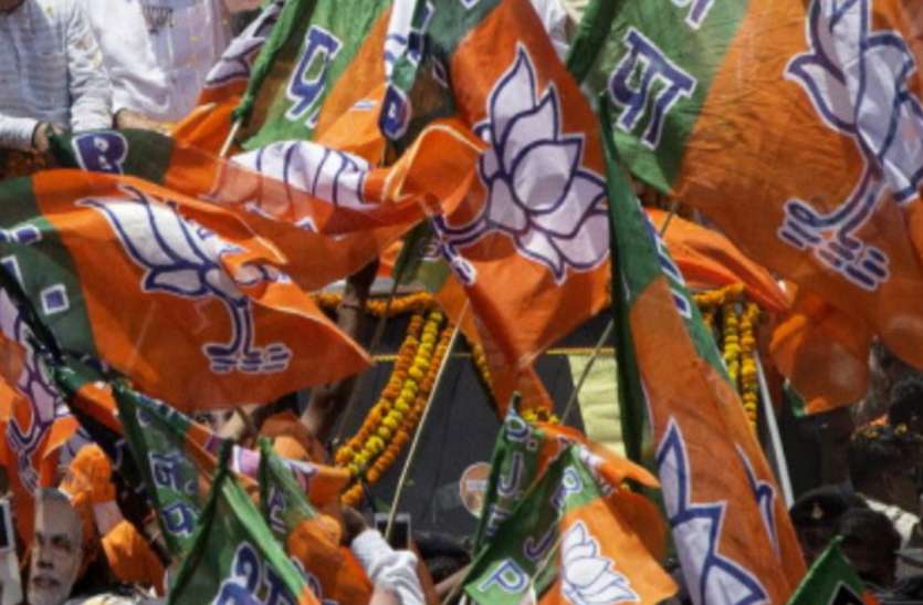 BJP अमित शाह के पूर्वांचल दौरे के पहले ही यहां बीजेपी कार्यालय में जमकर चलीं कुर्सियां