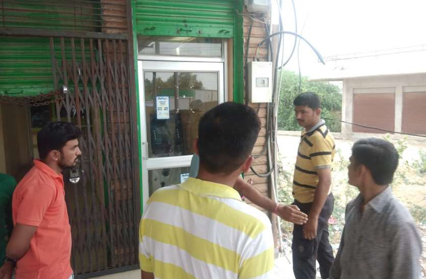 thief in atm मौका देखकर चोर पहुंच गए एटीएम तोडऩे, कैमरे में पकड़े गए