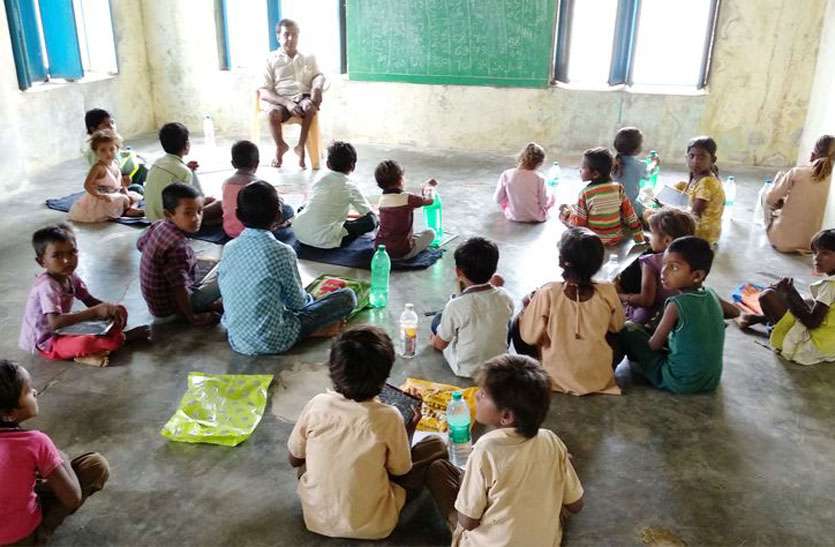 Primary school depend on panchayat assistant एक साल से पंचायत सहायक के भरोसे प्राथमिक विद्यालय