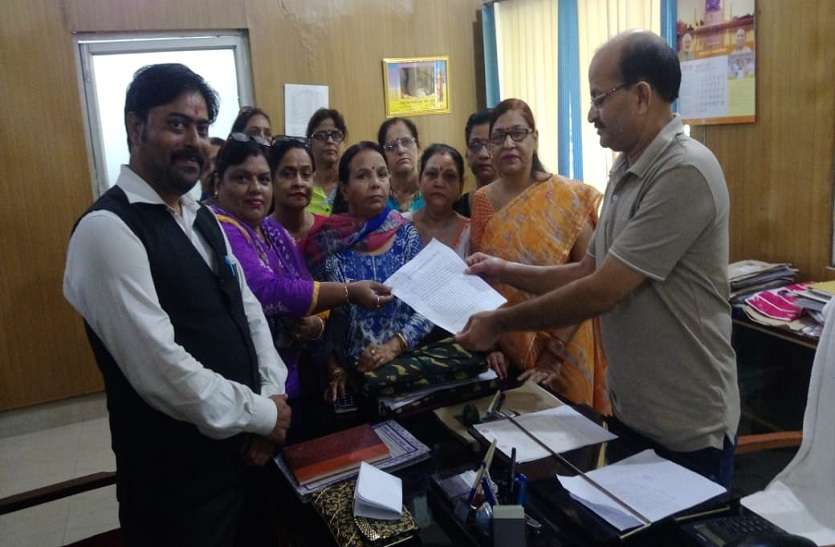 A family handed over memorandum to DM about demand of land grab in up जमीन पर कब्जा दिलाने की मांग को लेकर डीएम को पितरिया परिवार ने सौंपा ज्ञापन