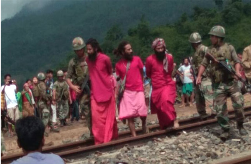 sadhu attack बच्चा चोर गिरोह समझ भीड ने किया हमला, सेना के जवानों ने तीन साधुओं को बचाया