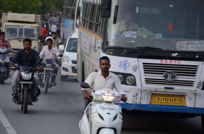 Poisonous smoke in the city प्राइवेट वाहनों पर पीयूसी की धौंस, सरकारी पर मेहरबानी, अनदेखी से फेंक रहे धुआं