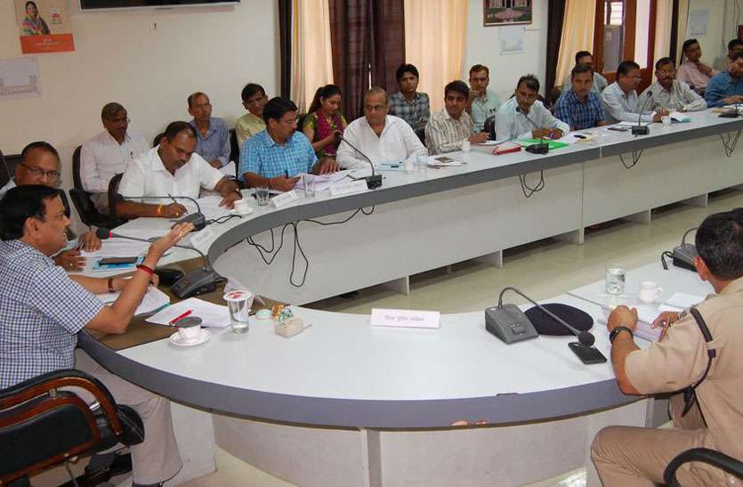 Divisional commissioner expressed displeasure अब तक नहीं बने साढ़े तीन हजार आवास संभागीय आयुक्त ने जताई नाराजगी