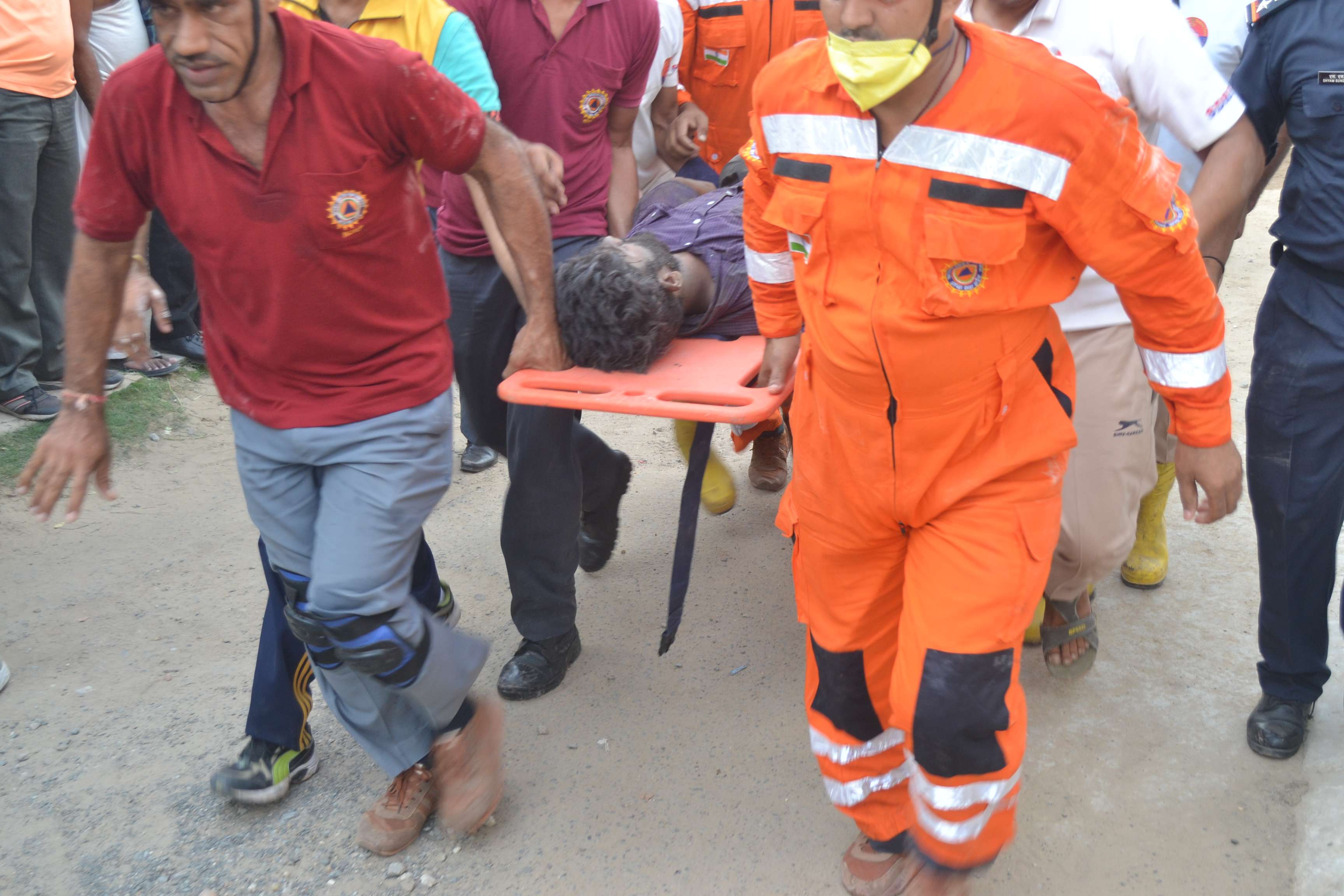 The roof of the house under construction collapses, one dies