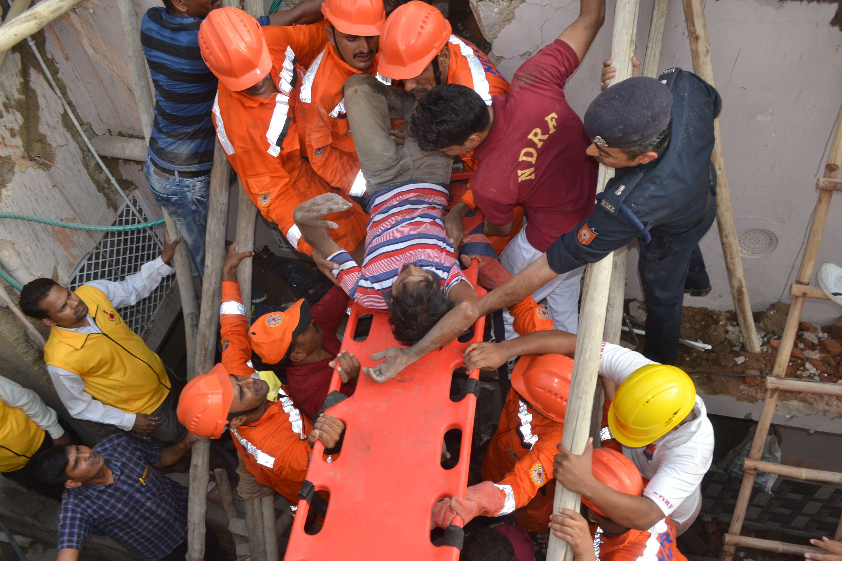 The roof of the house under construction collapses, one dies