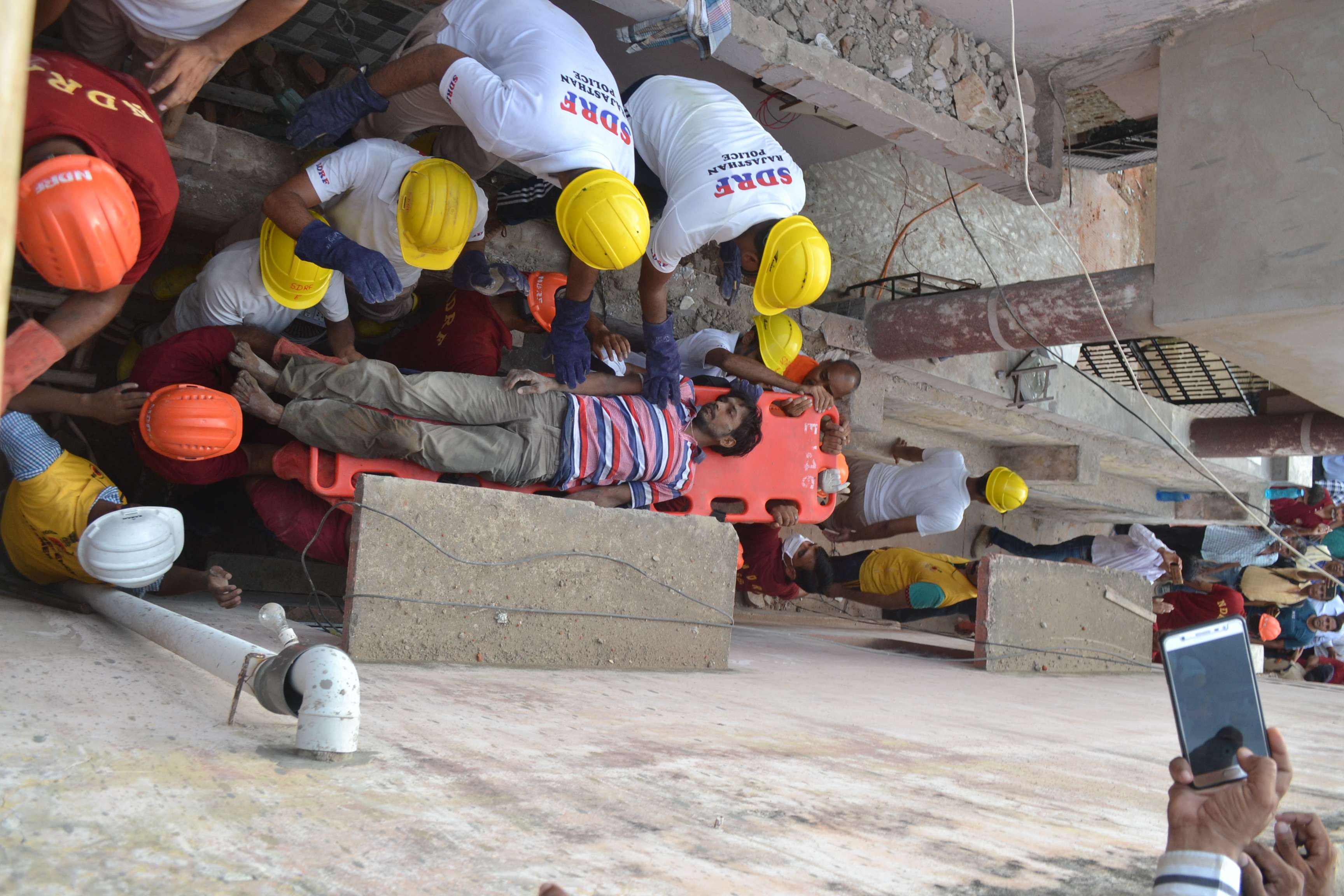The roof of the house under construction collapses, one dies