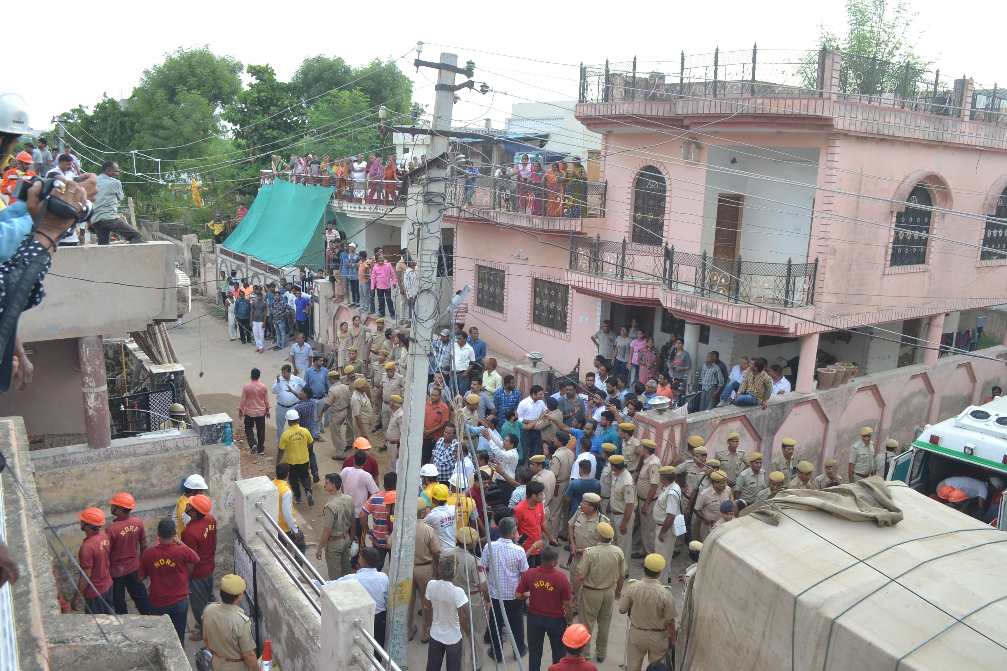 The roof of the house under construction collapses, one dies