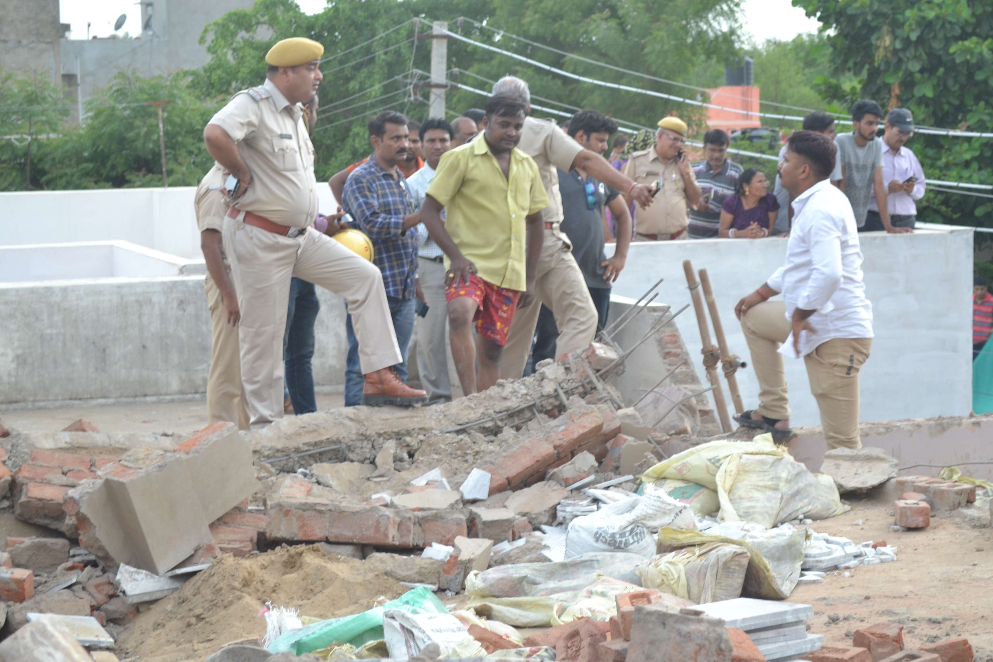 The roof of the house under construction collapses, one dies