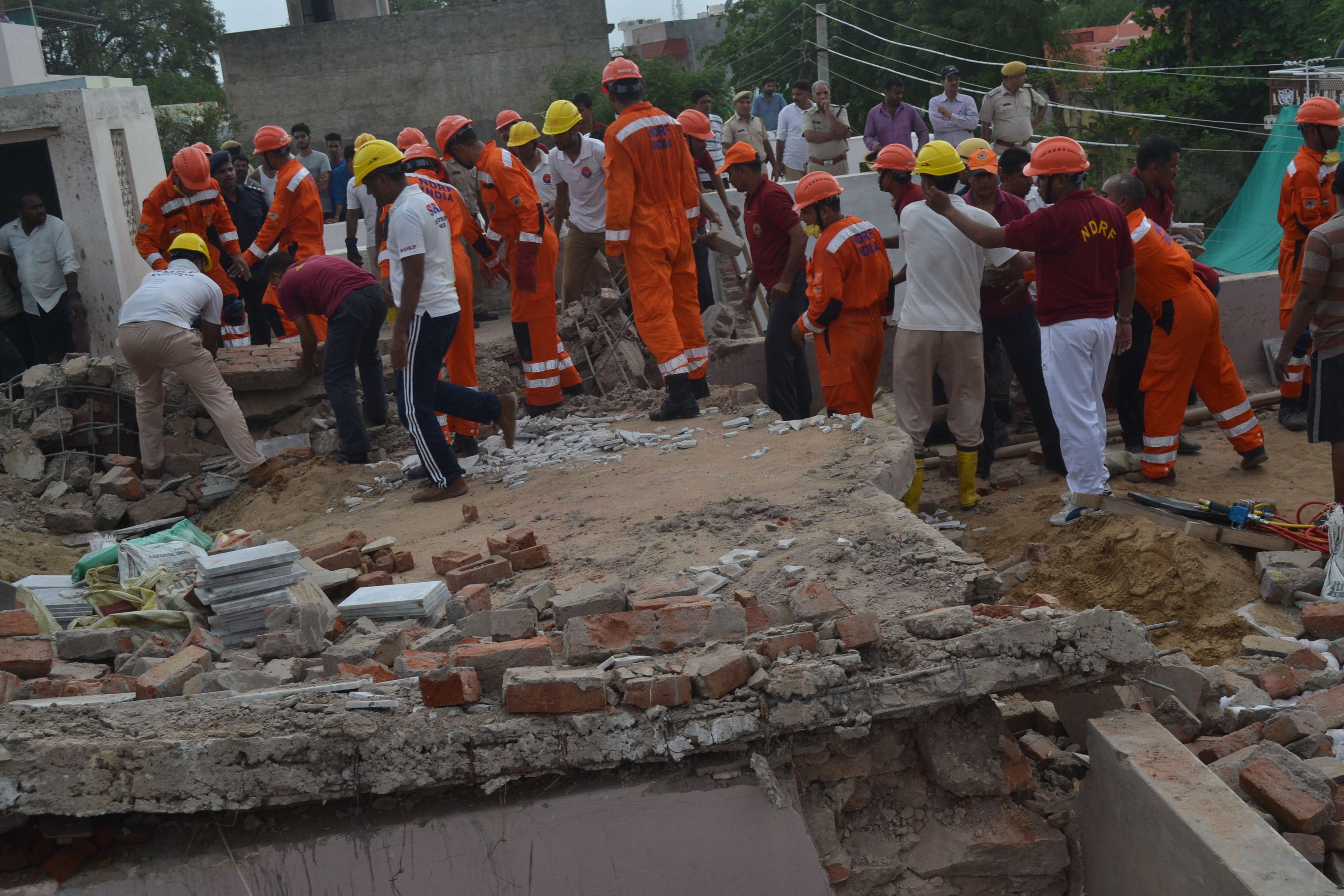 The roof of the house under construction collapses, one dies