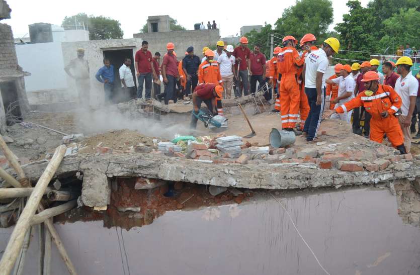 The roof of the house under construction collapses, one dies ठेकेदार की लापरवाही पढ़ी भारी - अस्पताल में मचा कोहराम