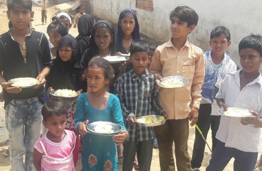 सरकार शिक्षा क्षेत्र में हर साल करोड़ों रु. खर्च करती है, फिर भी बच्चों के खाने पर भ्रष्टचार भारी; मदरसे न रसोई न हैं आलमारी सरकार शिक्षा क्षेत्र में हर साल करोड़ों रु. खर्च करती है, फिर भी बच्चों के खाने पर भ्रष्टाचार भारी; मदरसे में न हैं रसोई न आलमारी
