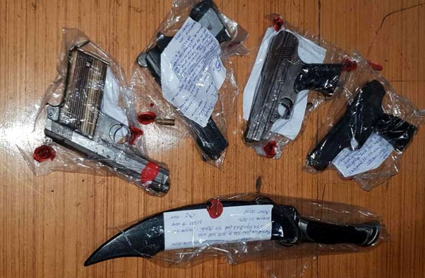 young boy caught with dangerous weapons 16 साल के लड़के के पास मिलीं ये घातक पिस्तौल, पुलिस भी हैरान