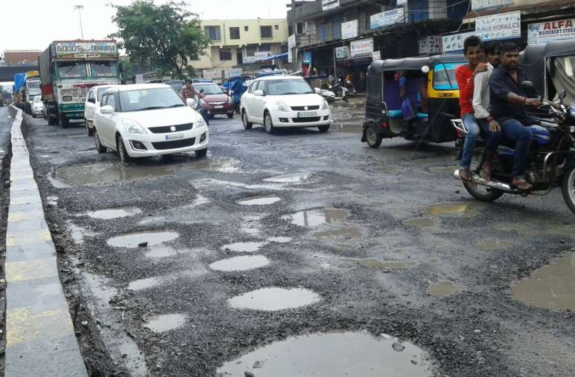 patrika भारी बारिश से सड़कों पर गड्ढ़ों की भरमार