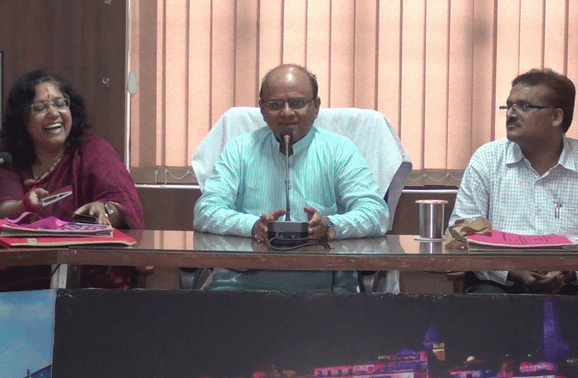 Organizing seminars held at Dr Ram Manohar Lohia Awadh University लोक प्रशासन को लोक सेवक में बदलने की जरूरत- कुलपति प्रो सुषमा यादव