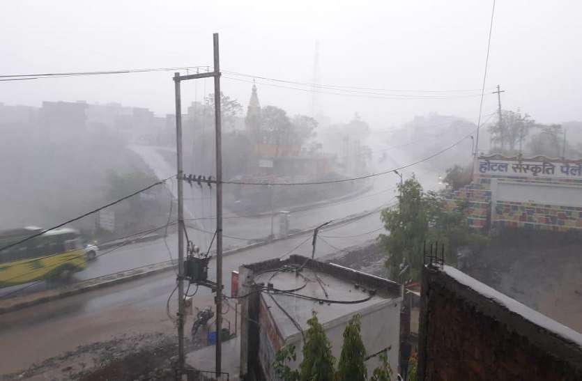 heavy rain तेज आवाज के साथ हुई बिजली गुल, धराशायी हुए खम्बे
