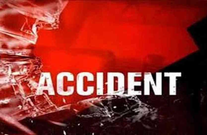 accident खड़े ट्रक से टकराई बाइक, एक ही परिवार के तीन सदस्यों की मौत
