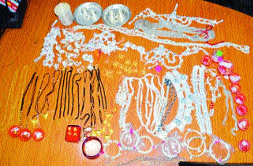 Police caught thieves पुलिस के हत्थे चढ़ा शातिर गिरोह कार से घूम-घूम कर करते रहे चोरी