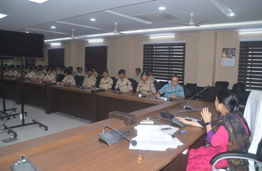 The streams are in the age of the British, do not fear, do it honestly कलेक्टर ने ट्रेनी पुलिस जवानों से कहा, धाराएं अंग्रेजों के जमाने की हैं, डरें नहीं इमानदारी से करें काम’