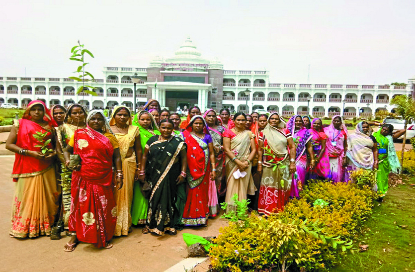 Women commandos, Lack of toilets construction, Clean India Mission, Bemetara Breaking News खुले में शौच जा रही महिलाओं को महिला कमांडो ने रोका, तो सामने आया ये सच