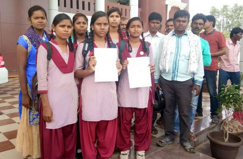 hostel girls at collectorate हॉस्टल वार्डन ने ऐसा क्या किया कि पीडि़त छात्राएं स्कूल ड्रेस में पहुंची कलेक्टर के पास