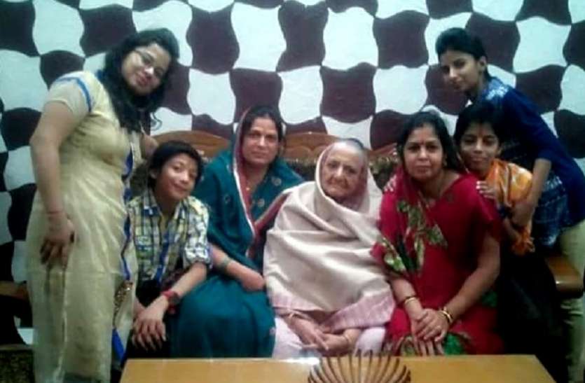 burari case fine बुराड़ी केसः आत्माओं के राज से उठा पर्दा, पिता के अलावा बाकी चार आत्माएं भी हैं परिवार के ही सदस्य