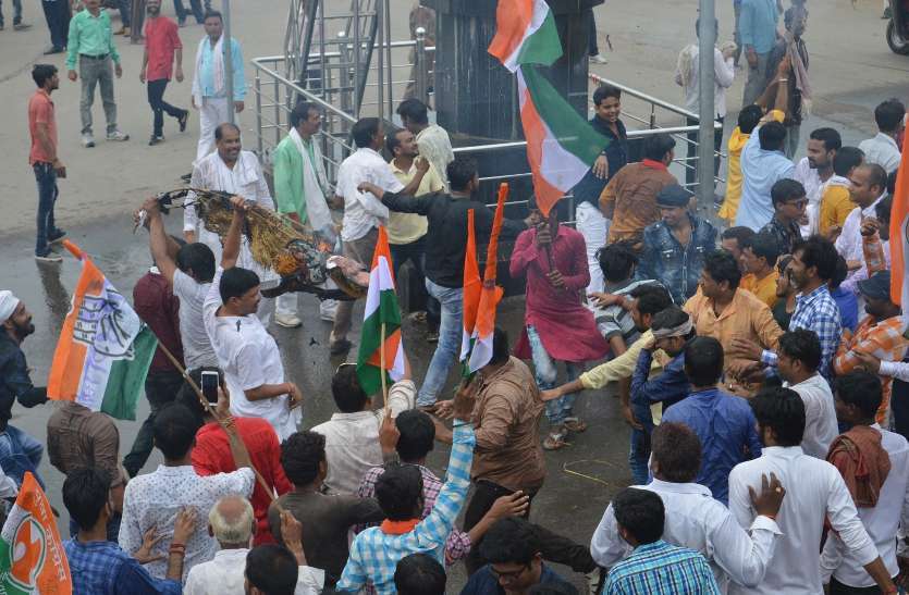 congress सीएसपी से अभद्रता, पुलिस ने बरसाई लाठियां, नाली में गिरे पार्षद