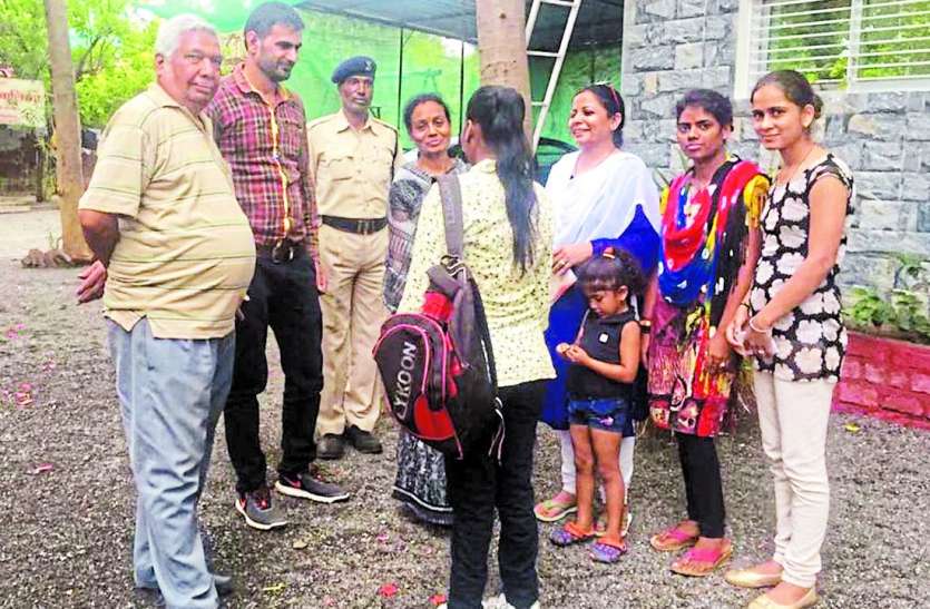 patrika पश्चिम बंगाल से रतलाम आई लड़कियां, परिवार ने लिया गोद