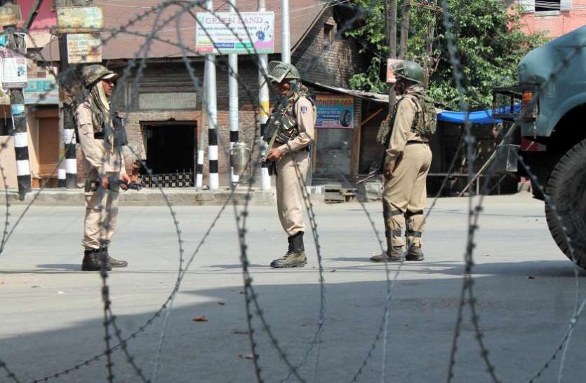 army जम्मू-कश्मीर: बारामूला में सुरक्षा बलों और आतंकियों के बीच मुठभेड़ जारी, दहशतगर्दों के घर में छिपे होने की आशंका