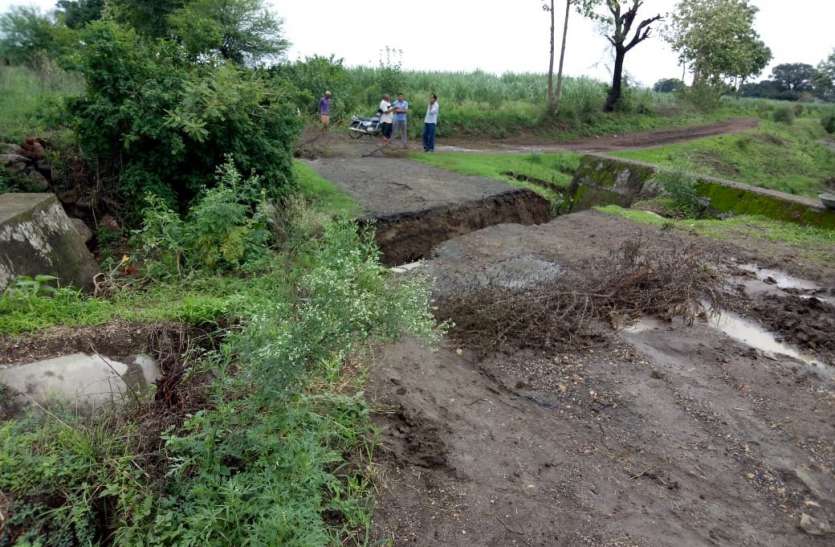 Broken bridges inviting accident दुर्घटना को न्योता दे रही टूटी पुलिया