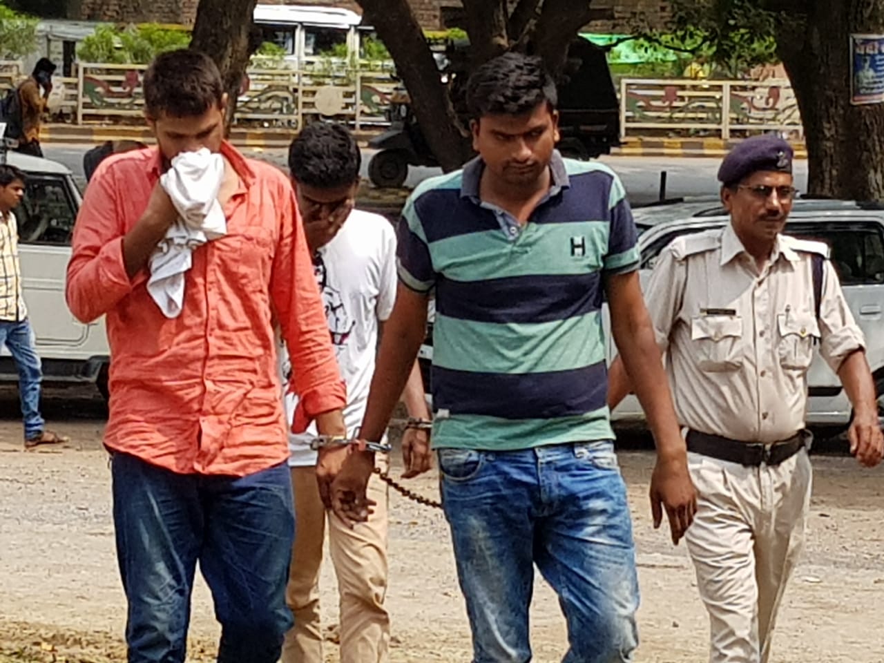 अमीर बनने पुलिस आरक्षक बन गया गांजा तस्कर अमीर बनने पुलिस आरक्षक बन गया गांजा तस्कर