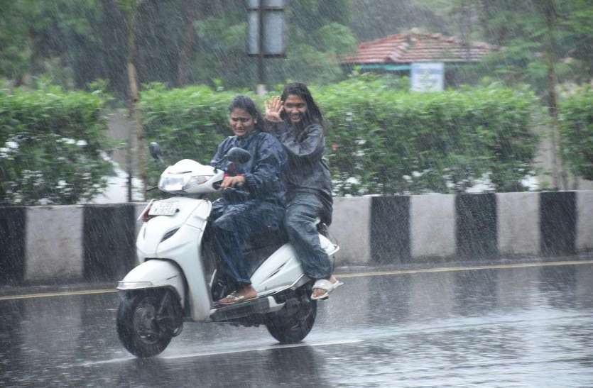 बारिश झमाझम बारिश हो रही पावस की ऋतु आई
