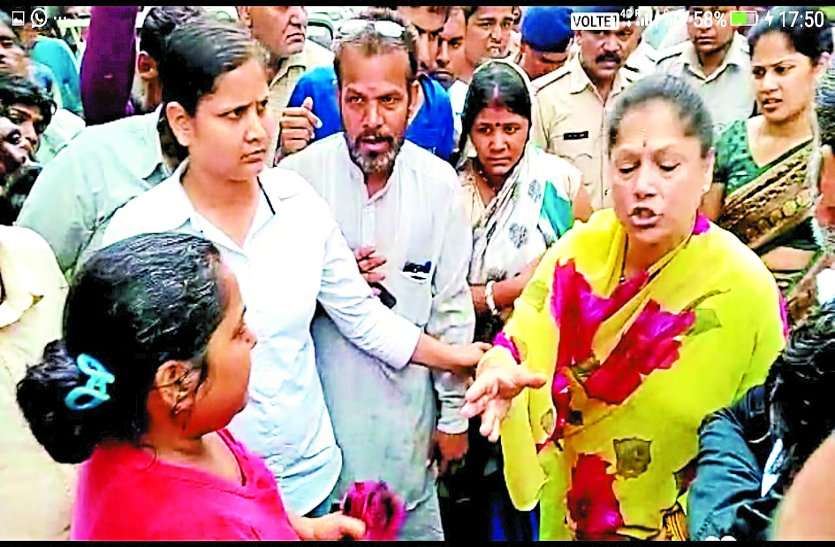 yashodahra raje scindia मंत्री यशोधरा राजे के सामने महिला ने खुद पर डाला पेट्रोल, फिर हुआ कुछ ऐसा की देखने वाले हैरान रह गए
