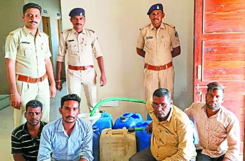 Four gang members arrested for carrying out chemicals from tankers टैंकरों से केमिकल चुराने वाले गिरोह के चार सदस्य गिरफ्तार