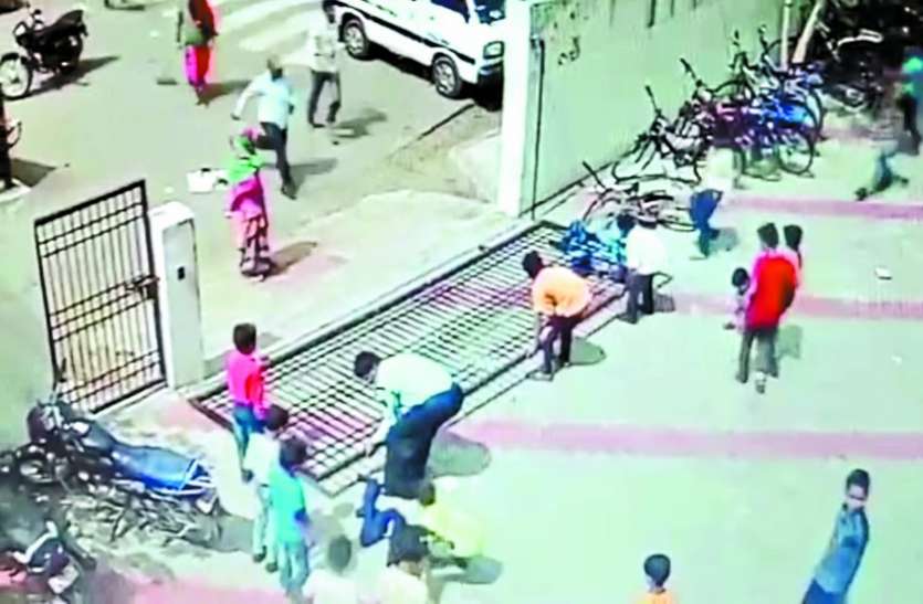 surat news,Gujarat news,surat hindi news,surat hindi samachar,patrika news स्कूल का मेन गेट टूटा, दो छात्र घायल