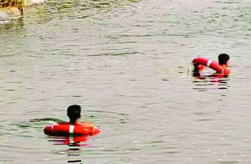 Two youths immersed in Tapi river तापी नदी में डूबे दो युवक