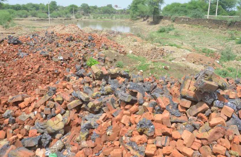 rajsamad news जलाशयों के दामन में भर दिए ईंट और पत्थर, मुख्यमंत्री जल स्वावलम्बन योजना की सामने आई स्याह तस्वीर