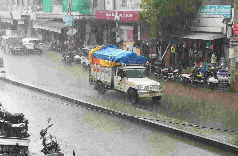 pratapgarh दिनभर उमस के बाद शाम को झूमकर बरसे बदरा